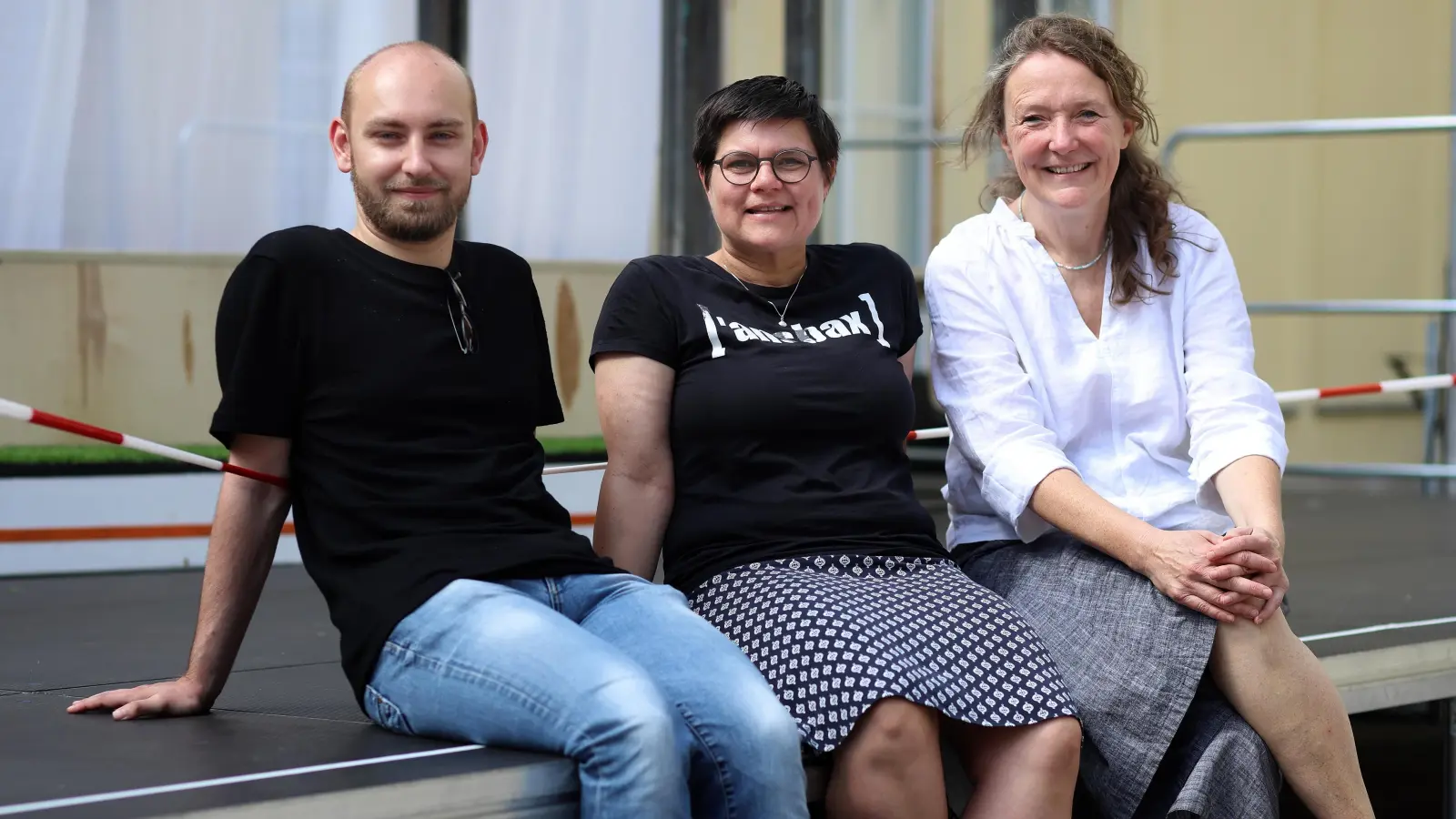 Bringen „Don Quijote” auf die Bühne: Dramaturg Jan Besser, Regisseurin Katja Schumann und Kostümbildnerin Astrid Natho (rechts). (Foto: Thomas Wirth)