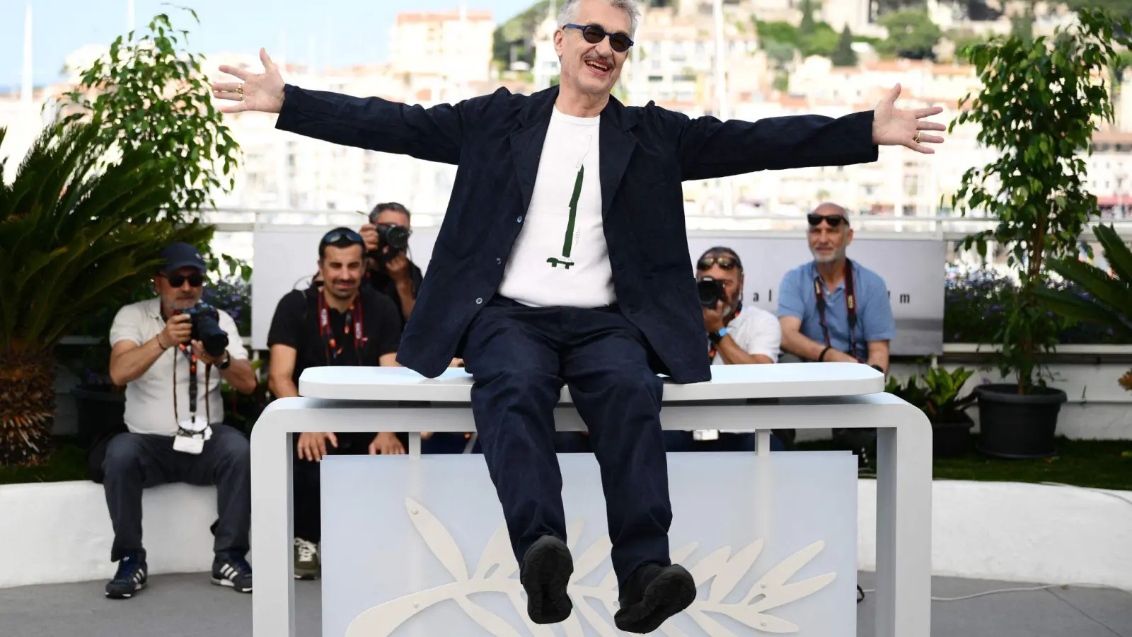 Wim Wenders gestikuliert während eines Fototermins für den Film „Perfect Days“ in Cannes. (Foto: Christophe Simon/AFP/dpa)