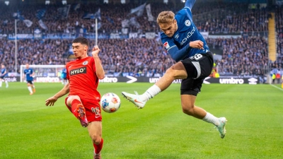 Felix Keidel (l) und die SV Elversberg hatten bei Arminia Bielefeld das Nachsehen. (Foto: David Inderlied/dpa)