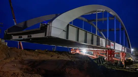 Eine 750 Tonnen schwere Eisenbahnbrücke wird über die Autobahn 70 (A70) bei Bergrheinfeld geschoben. (Foto: Daniel Löb/dpa)