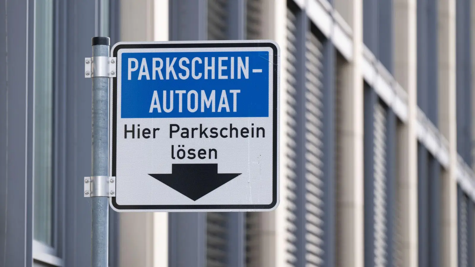 Die falschen QR-Codes werden auf Parkscheinautomaten geklebt. (Symbolbild)  (Foto: Sebastian Kahnert/dpa)