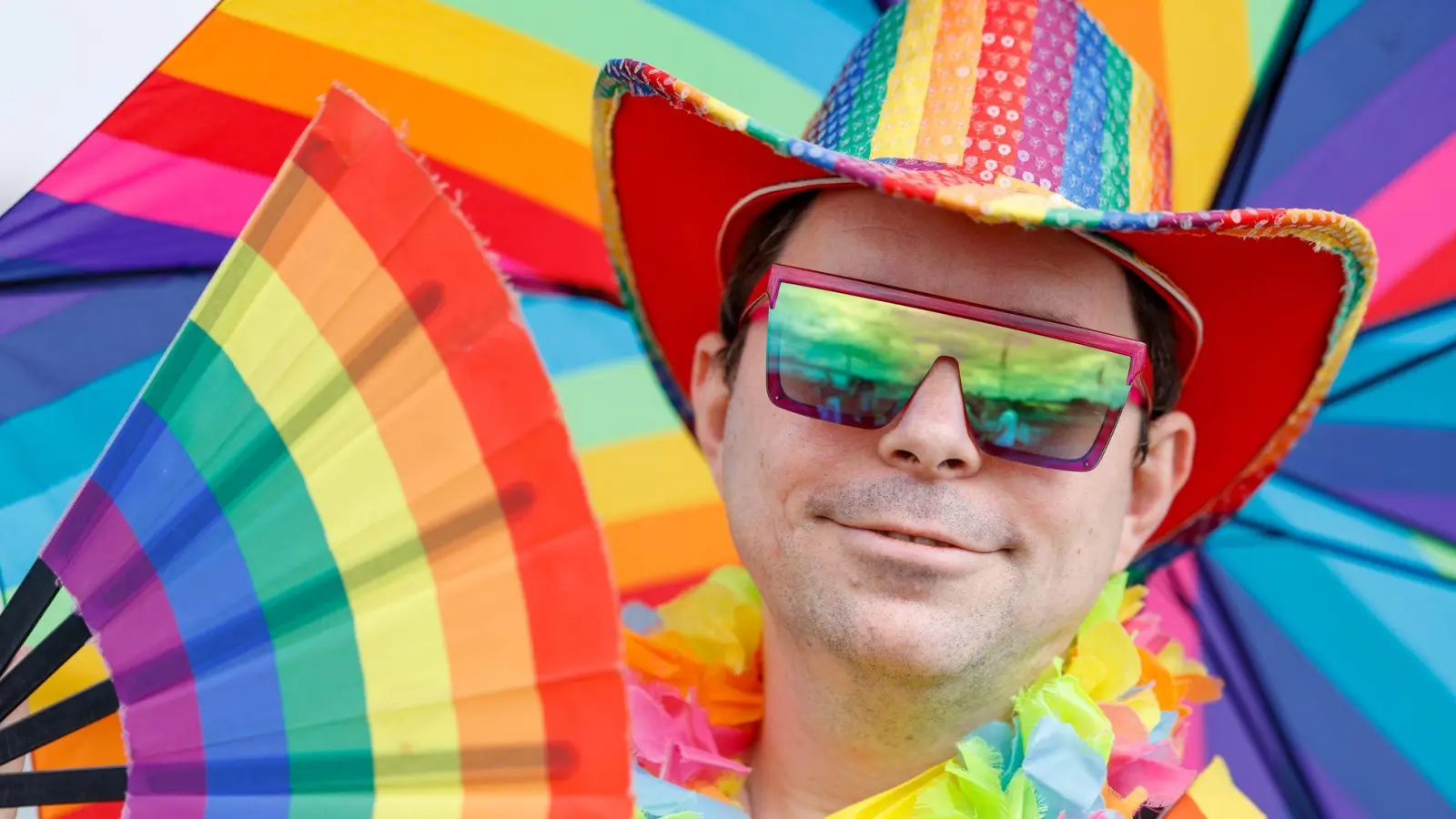 Martin aus Gießen ist auch im Alltag in Regenbogenfarben unterwegs. (Foto: Thomas Banneyer/dpa)