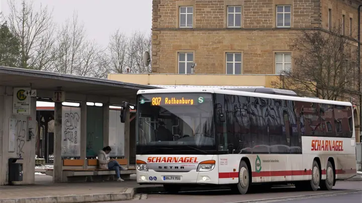 Der Busverkehr im Landkreis Ansbach, hier am Bahnhof Rothenburg, soll am Montag wie gewohnt laufen.  (Archivbild: Simone Hedler)