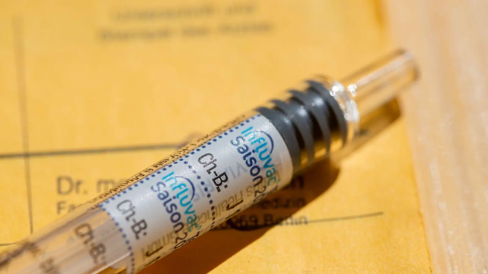 Ein kleiner Piks kann eine fiese Grippe oft verhindern. (Foto: Fernando Gutierrez-Juarez/dpa)