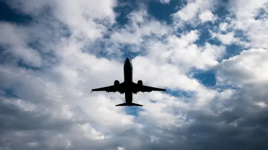 Ein Flugzeug setzt zum Landeanflug an. (Foto: Julian Stratenschulte/dpa/Symbolbild)
