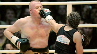 Die ehemalige Boxweltmeisterin Regina Halmich und Fernsehmoderator Stefan Raab 2007 in der ausverkauften Kölnarena. (Foto: Rolf Vennenbernd/dpa)
