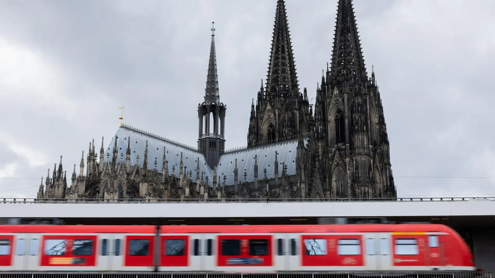Ab Freitag (14.11.) fahren bis zum 24. November keine Fern- und Regionalzüge zum Kölner Hauptbahnhof, sondern machen einen Bogen um das Zentrum der Rhein-Metropole. (Foto: Rolf Vennenbernd/dpa/dpa-tmn)