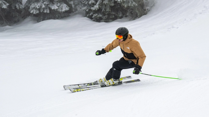 Skifahren geht nur in den Bergen? Von wegen: Für kurze Zeit kommen Wintersportfans auch in Westmittelfranken auf ihre Kosten. (Symbolbild: Benjamin Nolte/dpa-tmn)