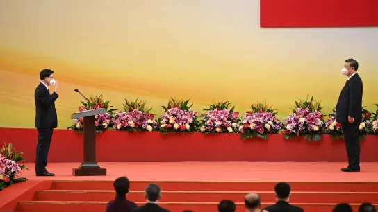 Hongkongs neuer Regierungschef John Lee (l.) wird in Anwesenheit von Chinas Präsident Xi Jinping vereidigt. (Foto: Selim Chtayti/Pool AFP/AP/dpa)