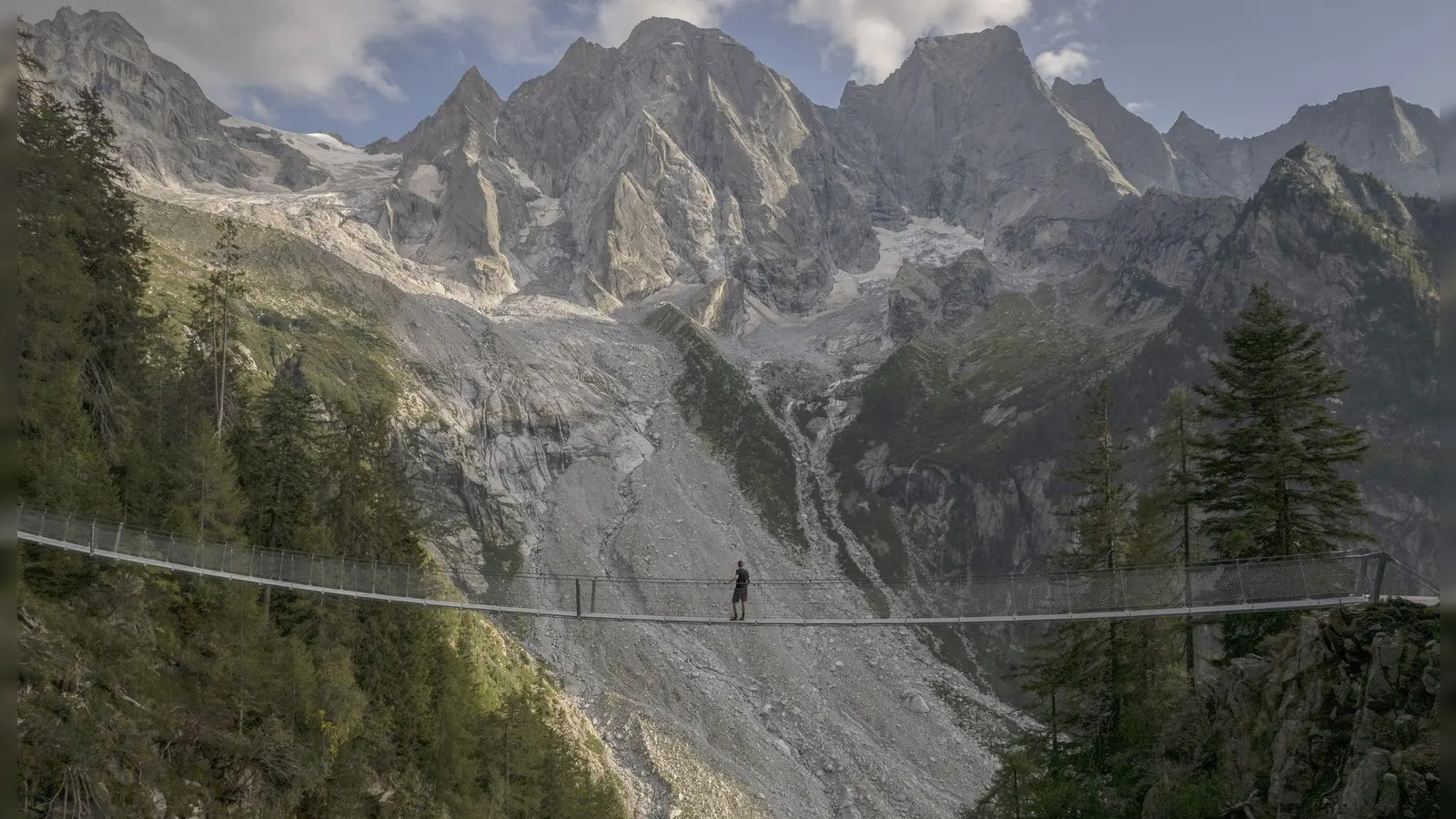 Nur für Schwindelfreie: Hängebrücke auf dem Wanderweg zur Sciorahütte in der Schweiz (Foto: Gian Ehrenzeller/KEYSTONE/dpa)