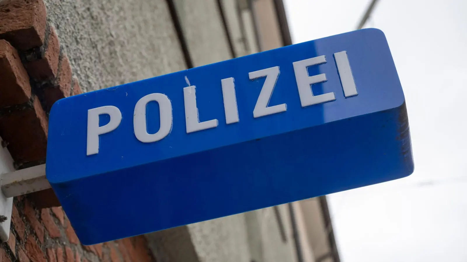 Die Polizei wird nun das Jugendamt über die Vorfälle informieren.  (Foto: Peter Kneffel/dpa)