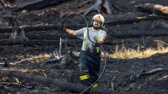 Ein Feuerwehrmann im Einsatz bei einem Waldbrand im Nationalpark Böhmische Schweiz. (Foto: Hájek Vojtìch/CTK/dpa)