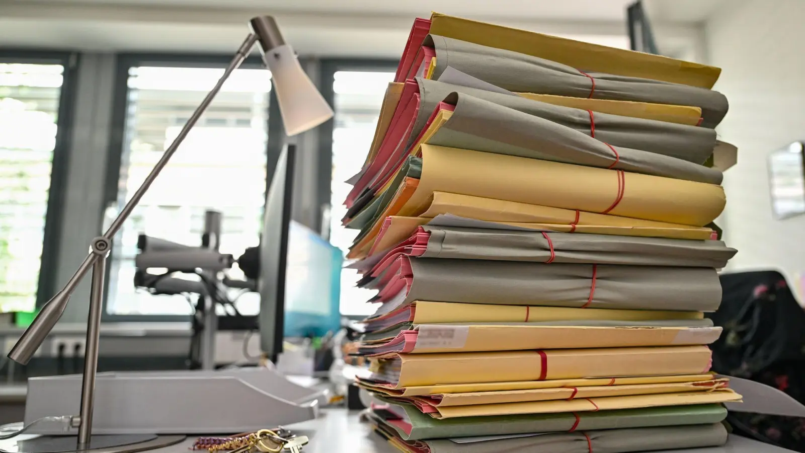 Die Aktenberge bei den Staatsanwaltschaften wachsen. (Symbolbild) (Foto: Patrick Pleul/dpa)