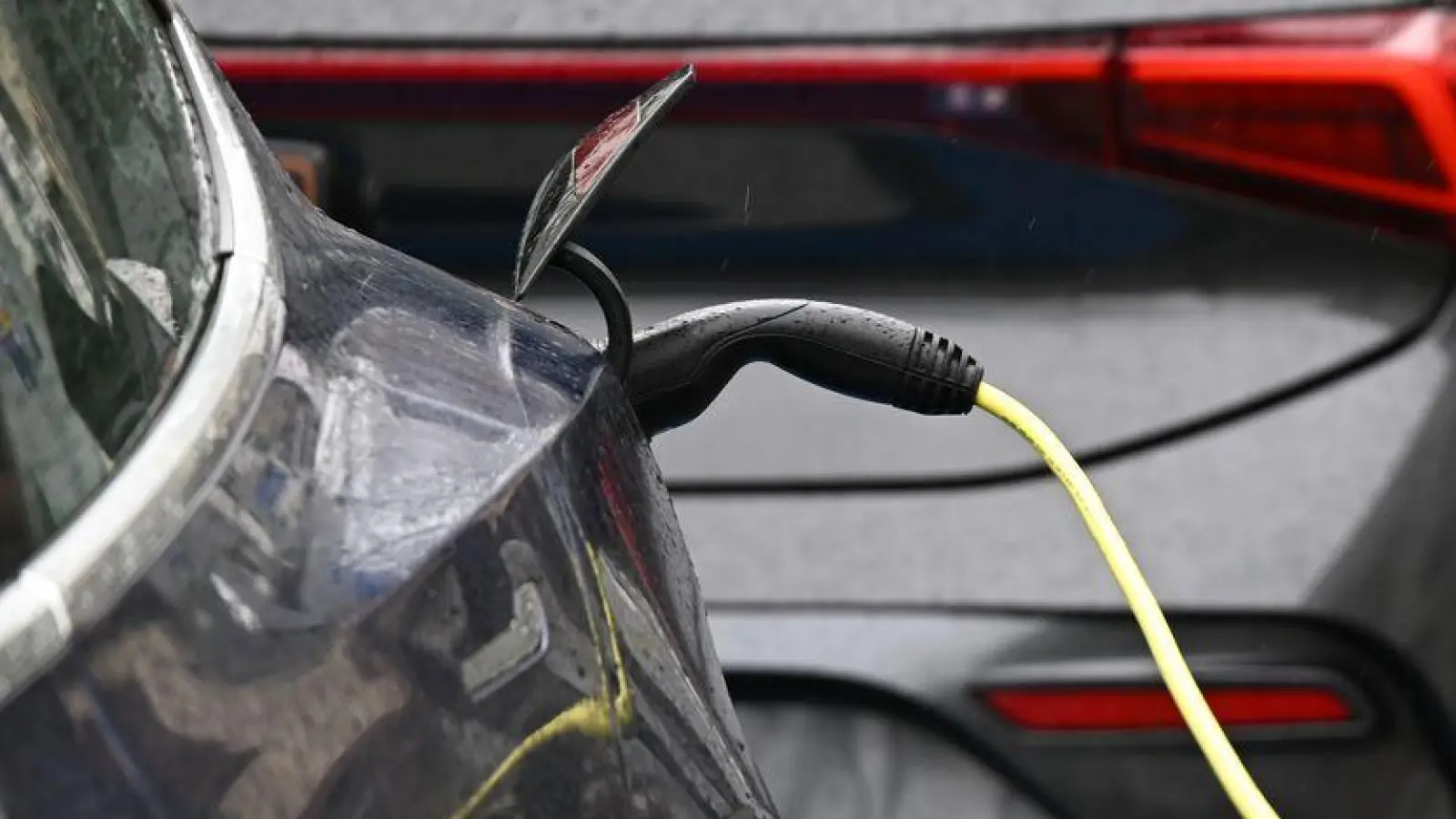 Menschen ohne E-Auto schätzen deren Nachteile als gravierender ein. (Symbolbild) (Foto: Arne Dedert/dpa)