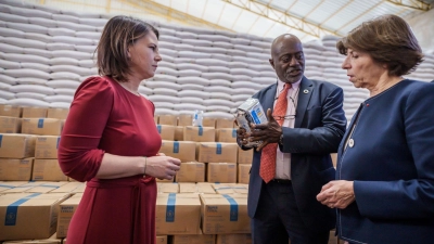 Bundesaußenministerin Annalena Baerbock und ihre französische Amtskollegin Catherine Colonna (r) werden in Adama durch das Getreidelager des UN-Welternährungsprogramms geführt. (Foto: Michael Kappeler/dpa)