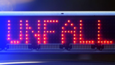 Der umgekippte Laster sorgte für Verkehrsbeeinträchtigungen. (Archivfoto) (Foto: Stefan Puchner/dpa)