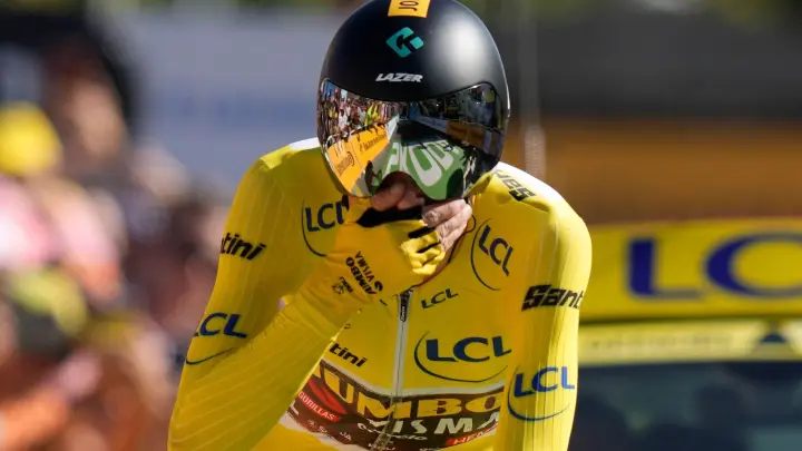Muss auch Fragen zum Thema Doping beantworten: Jonas Vingegaard. (Foto: Thibault Camus/AP/dpa)