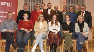 Der SPD-Ortsverein um seinen Vorsitzenden Roman Mollwitz (stehend, Vierter von links) hat im Beisein des Landtagsabgeordneten Harry Scheuenstuhl (stehend, rechts) seine Kandidatinnen und Kandidaten für den Burgbernheimer Stadtrat nominiert. (Foto: Helmut Meixner)