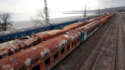 Ausgebrannte Waggons am Bahnhof in Mariupol. Russland soll an einer neuen Bahnstrecke in die Küstenstadt arbeiten (Archivbild). (Foto: Alexei Alexandrov/AP/dpa)