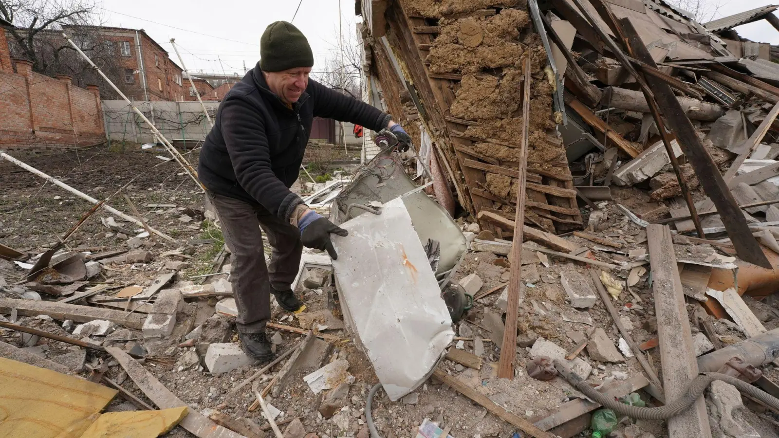 Die Trümmer des von einer Rakete zerstörten Hauses in Charkiw. Der IWF stellt der Ukraine ein neues milliardenschweres Finanzierungspaket zur Verfügung. (Foto: Andrii Marienko/AP/dpa)