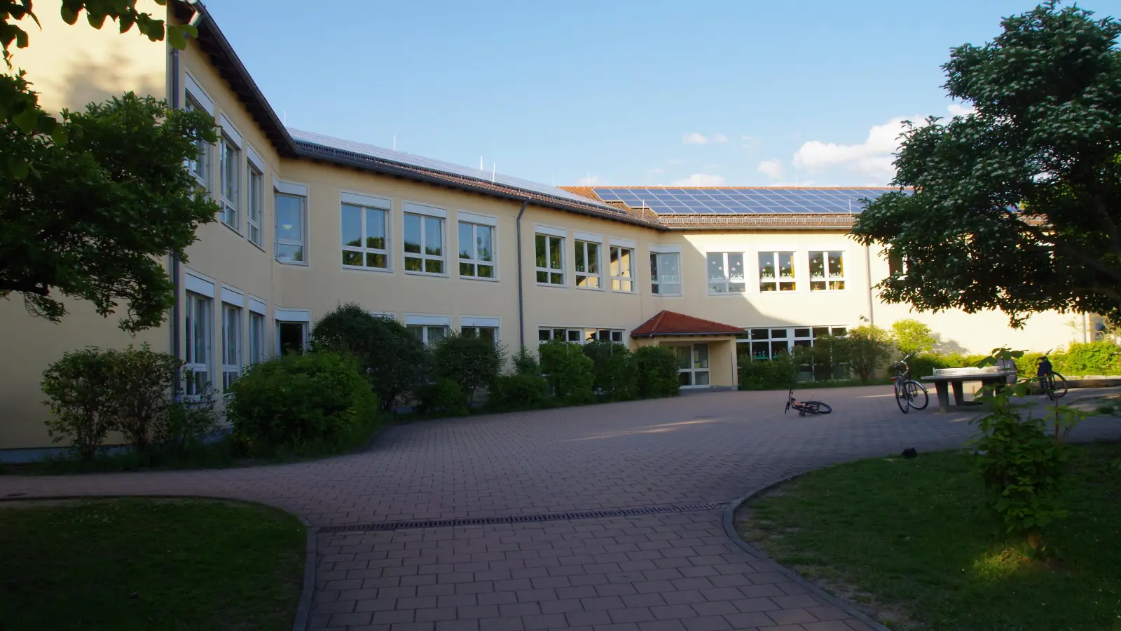 An der Schule in Colmberg wird ein Anbau erforderlich. Über die Möglichkeiten machten sich die Gemeinderäte jetzt Gedanken. (Foto: Theo Clausen)