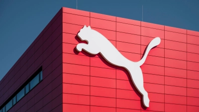 Ein Puma Logo ist an der Wand des Puma Outlets zu sehen. (Foto: Daniel Vogl/dpa)