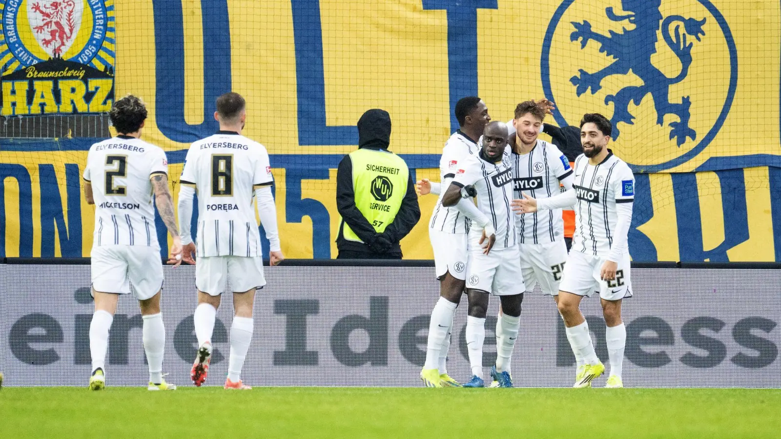 Die SV Elversberg jubelt über ein Tor gegen Braunschweig. (Foto: Harald Tittel/dpa)