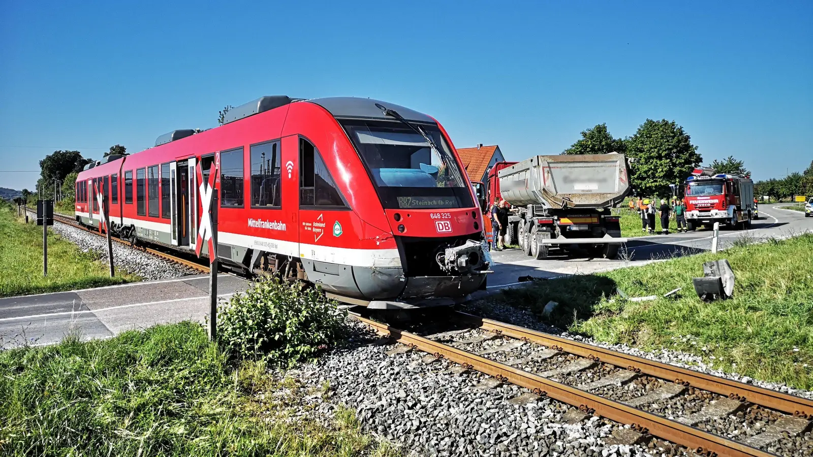 Der Muldenkipper war von Osten her (linke Bildseite) gekommen. Der Zug fuhr mit relativ niedriger Geschwindigkeit in den Sattelauflieger des Lasters, der sich gerade über der Schiene befand. Am rechten Bildrand ist die Ortseinfahrt von Hartershofen zu sehen. (Foto: Jürgen Binder)