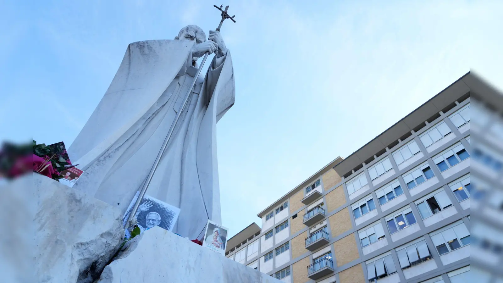 Papst Leo XIV. liegt im zehnten Stock des Gemelli-Krankenhauses. Davor befindet sich eine Statue seines Vorgängers Johannes Paul II.. (Foto: Gregorio Borgia/AP/dpa)
