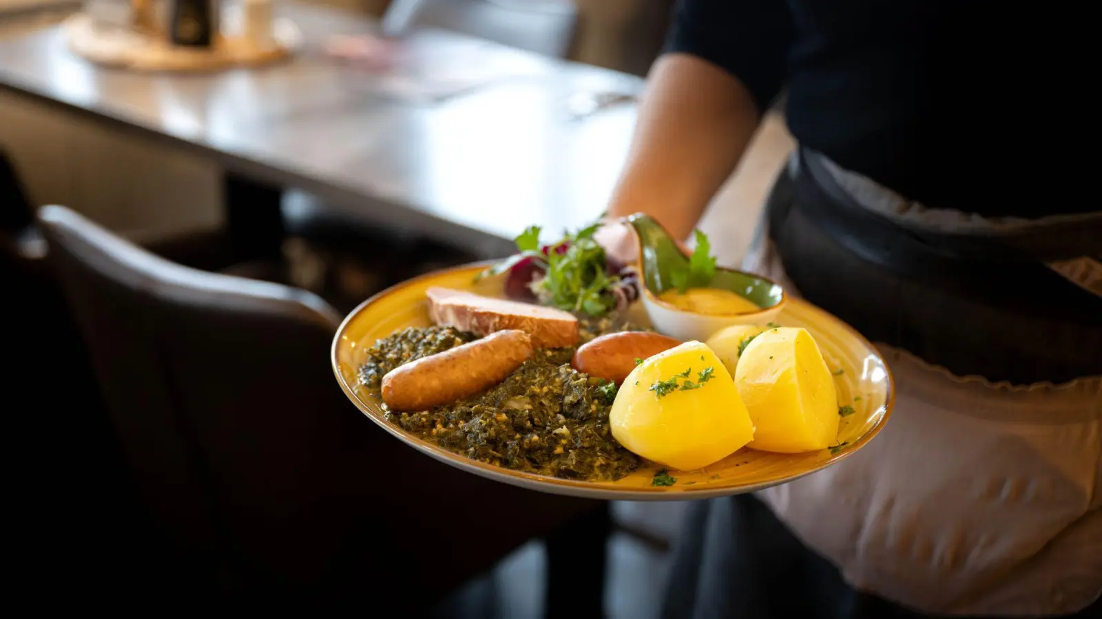 Auch ohne Ausbildung oder Studium Geld zu verdienen - zum Beispiel in der Gastronomie - ist für viele junge Menschen vorstellbar. (Symbolbild) (Foto: Sina Schuldt/dpa)