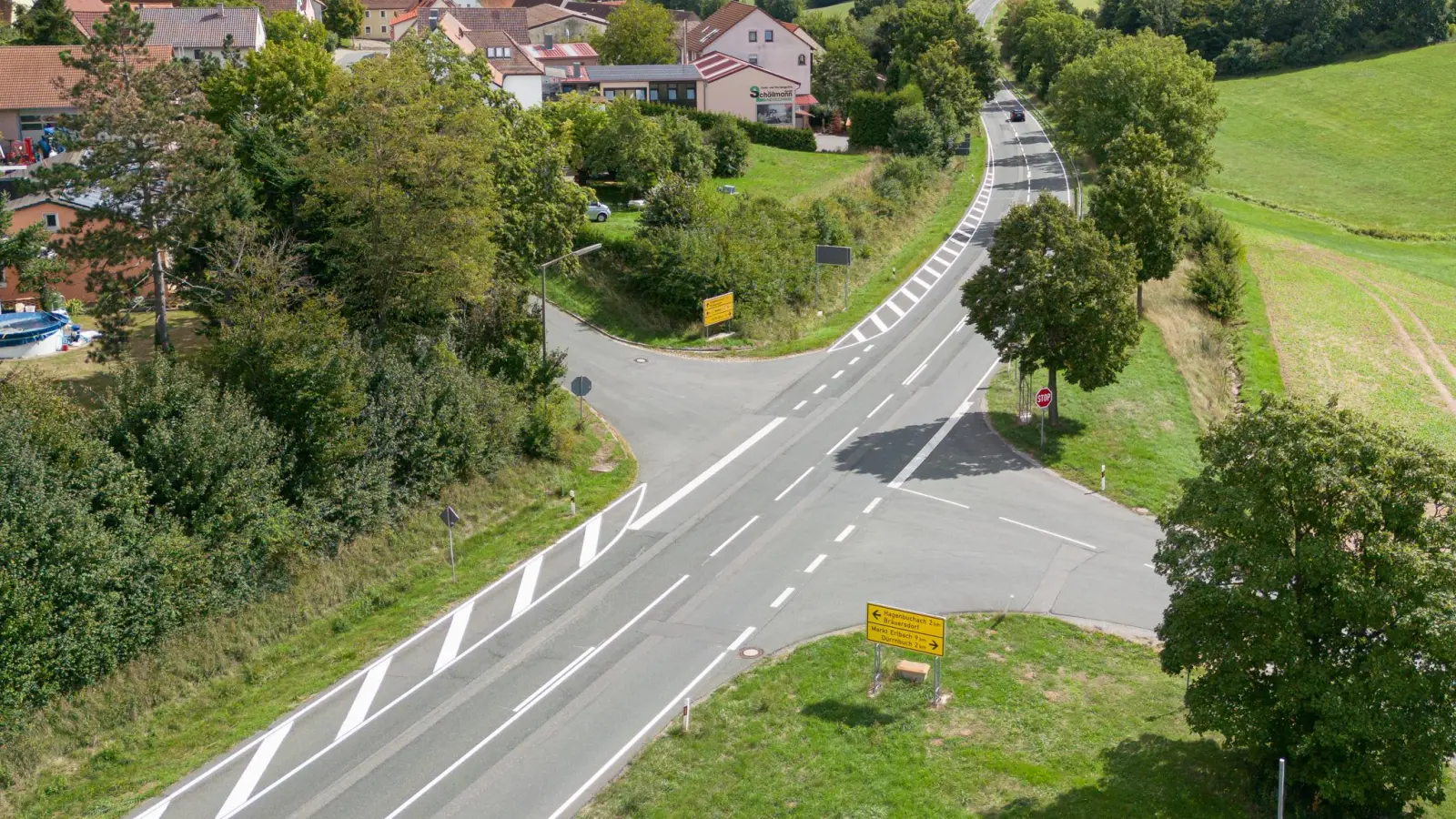 Etliche Unfälle gab es schon an der Kreuzung der Bundesstraße 8 und der Kreisstraße NEA 19 bei Bräuersdorf. Deshalb ist nun vorgesehen, ab dem Jahr 2024 dort eine Ampelanlage zu installieren. (Foto: Mirko Fryska)