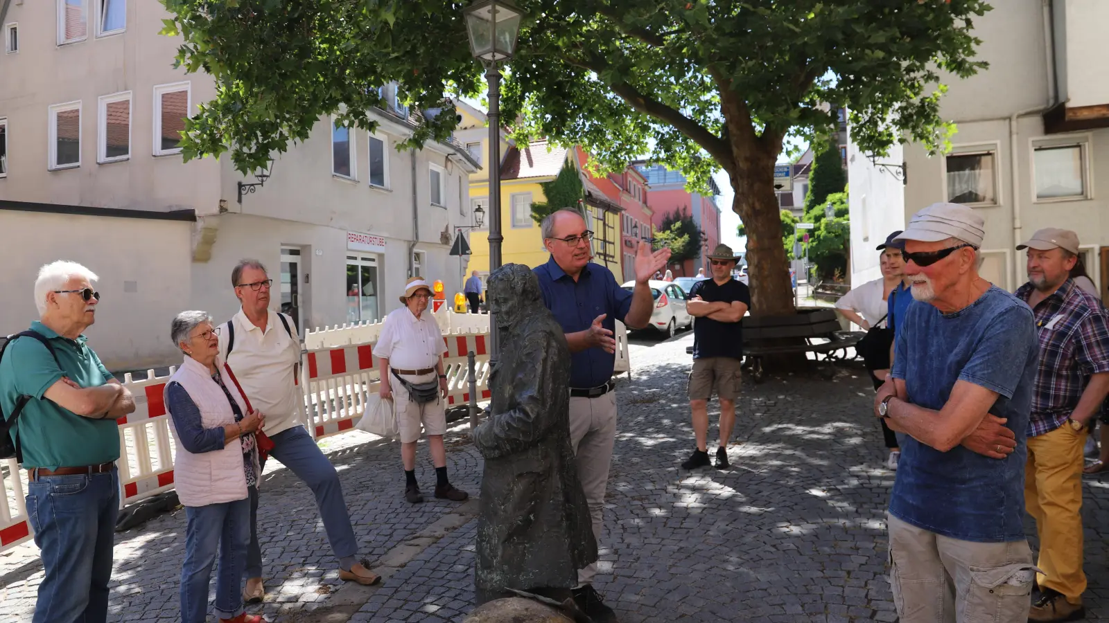 Die Zahl der Stadtführungen – hier mit einer Touristengruppe am Kaspar-Hauser-Denkmal in der Platenstraße – hat 2024 nicht das Niveau der Vorjahre erreicht. (Archivfoto: Oliver Herbst)