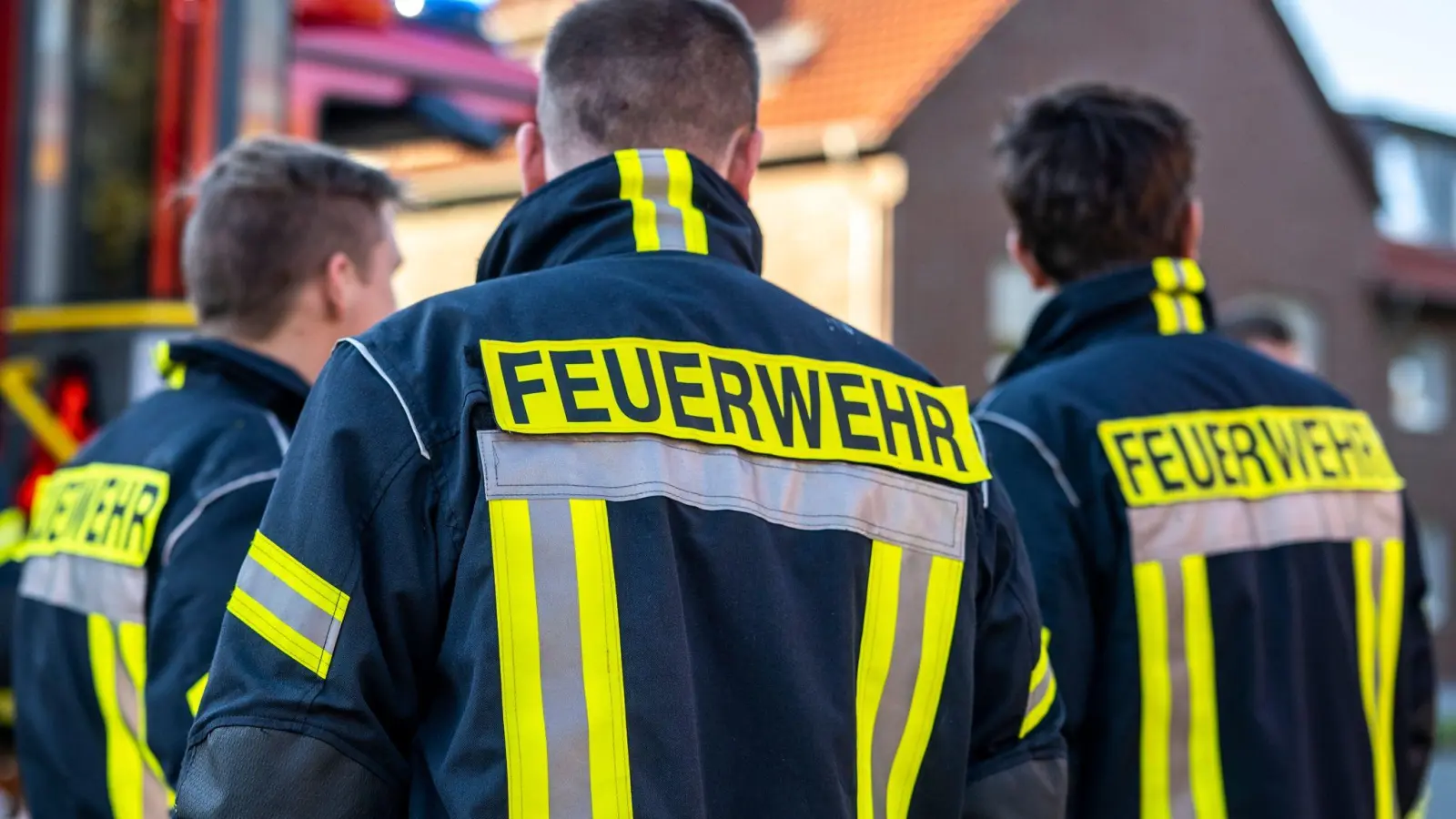 Mehrere Feuerwehren rückten aus, weil sich ein Unbekannter einen schlechten Scherz erlaubt hat. (Symbolbild: David Inderlied/dpa)