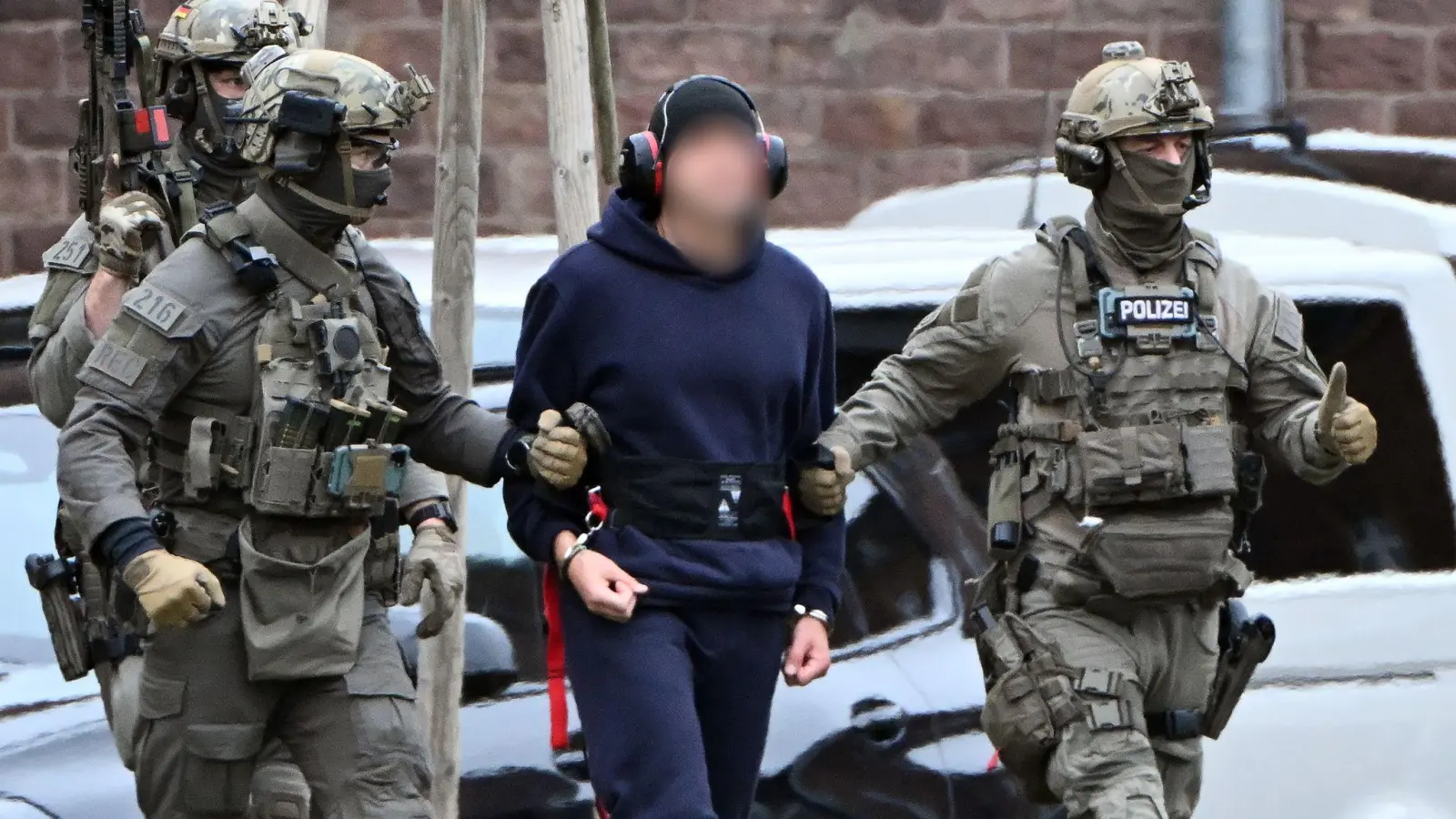 Nach der Haftprüfung beim Bundesgerichtshof in Karlsruhe wird eine Person zu einem Hubschrauber gebracht.  (Foto: Uli Deck/dpa)