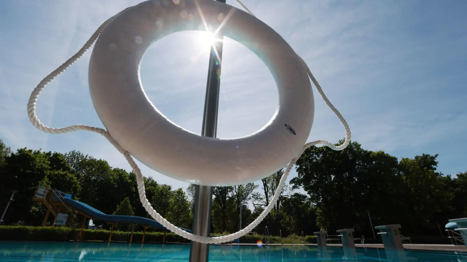 Laut einer Umfrage sehen viele Betreiber von Freibädern einen erheblichen Sanierungsbedarf. (Archivbild) (Foto: Bodo Schackow/dpa)