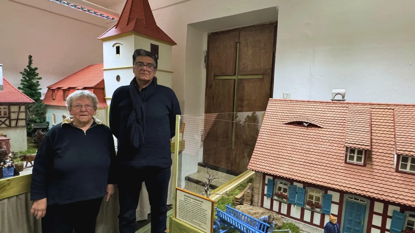 Im Rathaus kann das Ensemble jetzt stehen bleiben. Margit Böckler leitet das Krippenteam, dem auch Ali Schabani angehört. (Foto: Oliver Herbst)