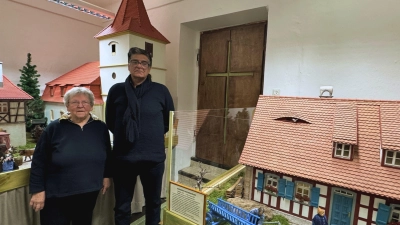 Im Rathaus kann das Ensemble jetzt stehen bleiben. Margit Böckler leitet das Krippenteam, dem auch Ali Schabani angehört. (Foto: Oliver Herbst)