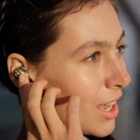 Natürlich verfügen die TW5 über Touchfelder, mit deren Hilfe sich etwa Anrufe annehmen oder der Transparenzmodus aktivieren lassen. (Foto: Sennheiser/dpa-tmn)