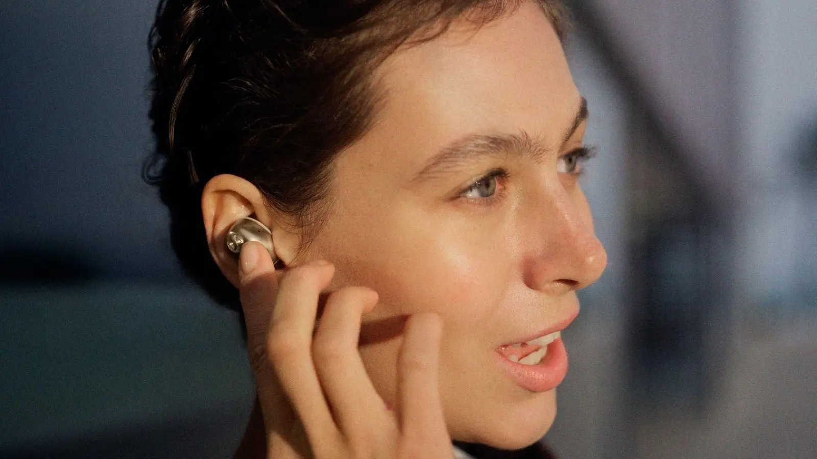 Natürlich verfügen die TW5 über Touchfelder, mit deren Hilfe sich etwa Anrufe annehmen oder der Transparenzmodus aktivieren lassen. (Foto: Sennheiser/dpa-tmn)