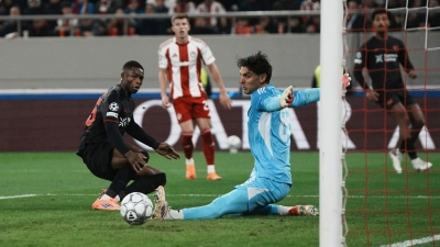 Leverkusens Christian Kofane scheitert an Piräus-Keeper Konstantinos Tzolakis.  (Foto: Thanassis Stavrakis/AP/dpa)