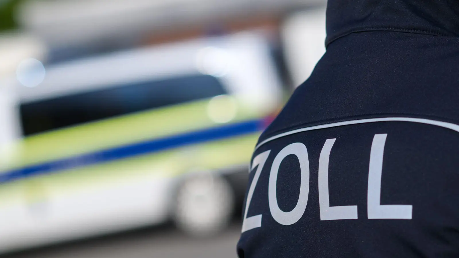 Die Zöllnerinnen und Zöllner vollstreckten mehr als 40 Durchsuchungsbeschlüsse (Symbolbild).  (Foto: Julian Stratenschulte/dpa)