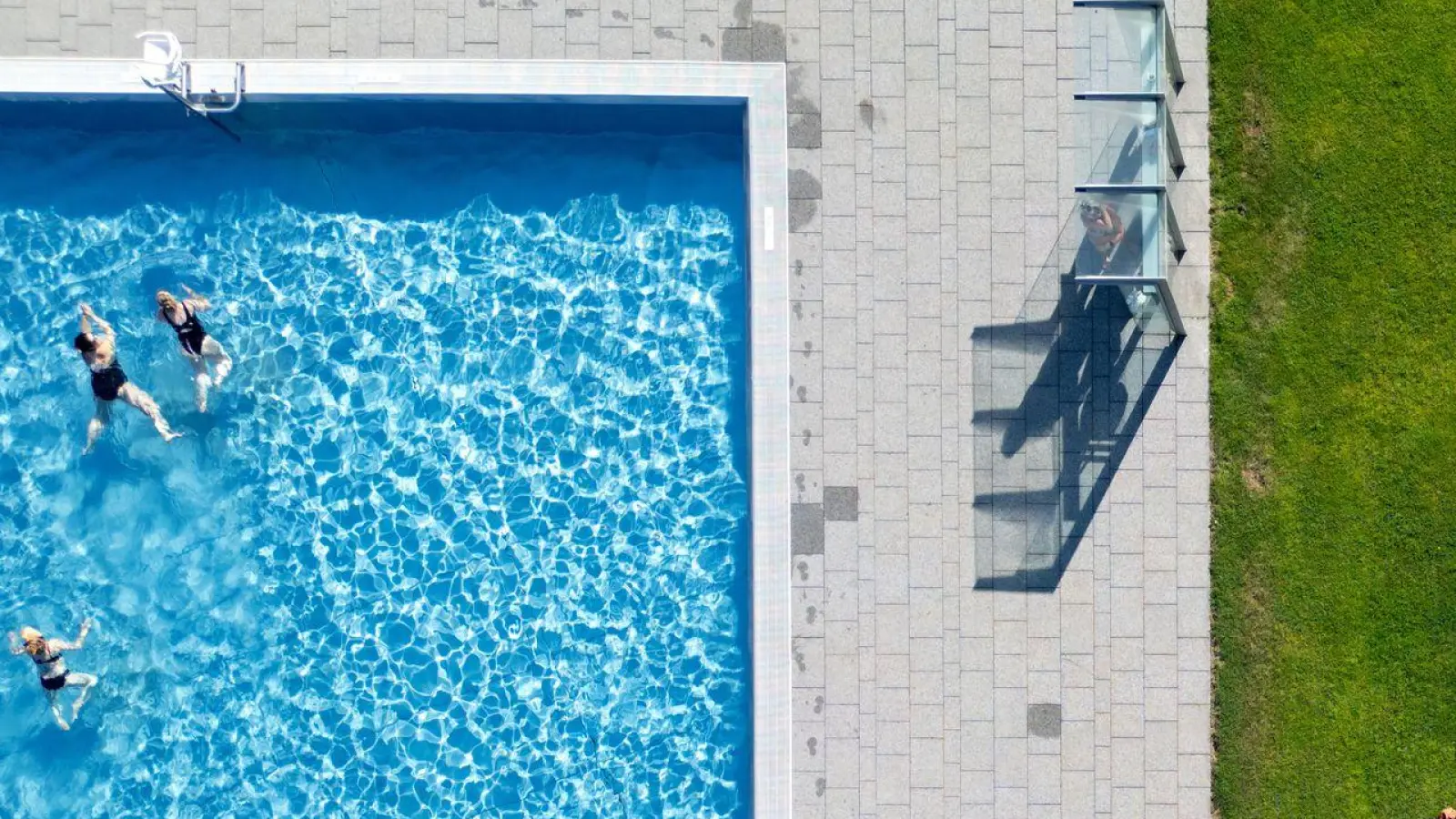 Wer bei dem Wetter Abkühlung sucht, kann die Freibäder in Bayern besuchen.  (Foto: Sven Hoppe/dpa)
