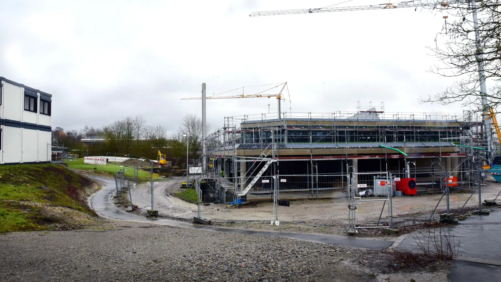 Die Sanierung der Valentin-Ickelsamer-Mittelschule wird im Punkt Gebäudeautomation deutlich mehr kosten als bisher erwartet. Dazu wurde eine Sondersitzung des Schulverbandes einberufen, um zu klären, woher die Mehrkosten stammen. (Foto: Irmeli Pohl)