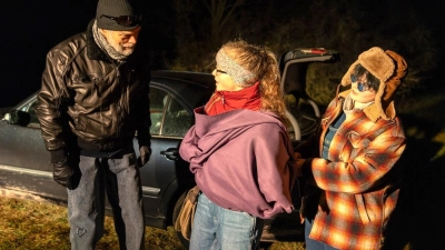 Gittis Neugier wird gefährlich: Olf (Andreas Fischer-Klärle) und Ulf (Oliver Klärle) wollen Gitti (Hanna Gackstetter) entführen. (Foto: Andreas Riedel)