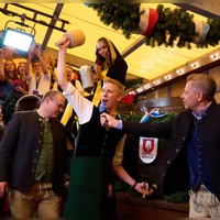 OB Krause hatte am Samstag seinen ersten Oktoberfest-Anstich souverän gemeistert. (Foto: Sven Hoppe/dpa)