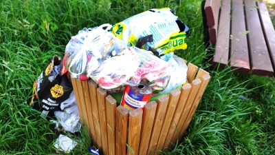 Überquelllende Abfalleimer sind nicht nur ein unschöner Anblick, die Müllberge verursachen auch Kosten. Die Müllmengen wollen einige Stadtrats-Fraktionen mit einer Verpackungssteuer reduzieren. (Archivfoto: Jim Albright)