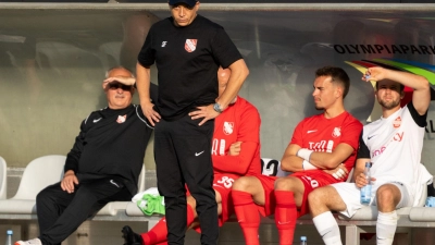 Havelse und Trainer Samir Ferchichi (2.v.l) könnten nun doch im Profifußball bleiben. (Archivbild) (Foto: Soeren Stache/dpa)