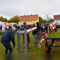 Sicherheit ist oberstes Gebot: Das Aufstellen des Kerwabaums folgt auch in Aurach ganz speziellen Regeln. (Foto: Werner Wenk)