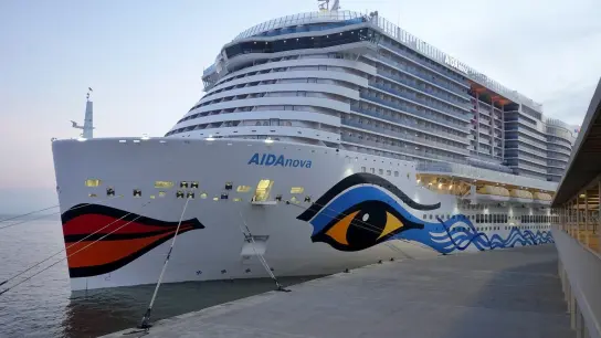 Die «Aida Nova» im Kreuzfahrtterminal am Hafen von Lissabon. (Foto: Soeren Stache/dpa-Zentralbild/dpa)
