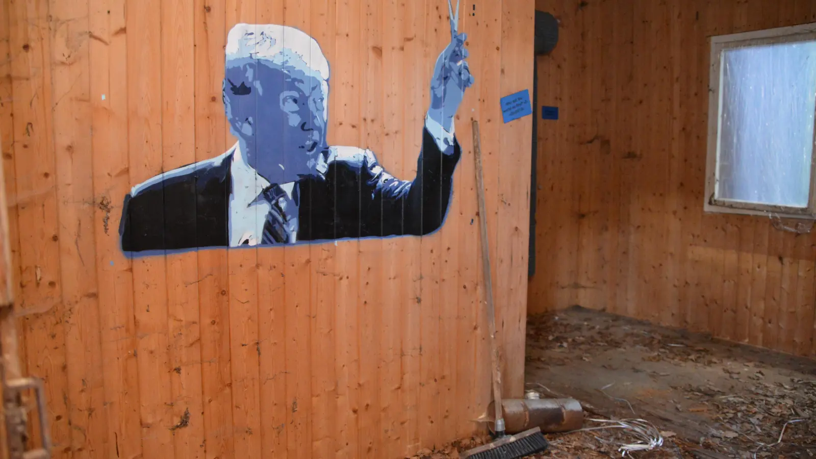 So hatte Ra.g.e.s Blue-Gallery auf den Anhöhen Uehlfelds zu ihren Hochzeiten einmal ausgesehen – da drohte Ex-US-Präsident Donald Trump noch mit der Schere. (Archivfoto: Johannes Zimmermann)